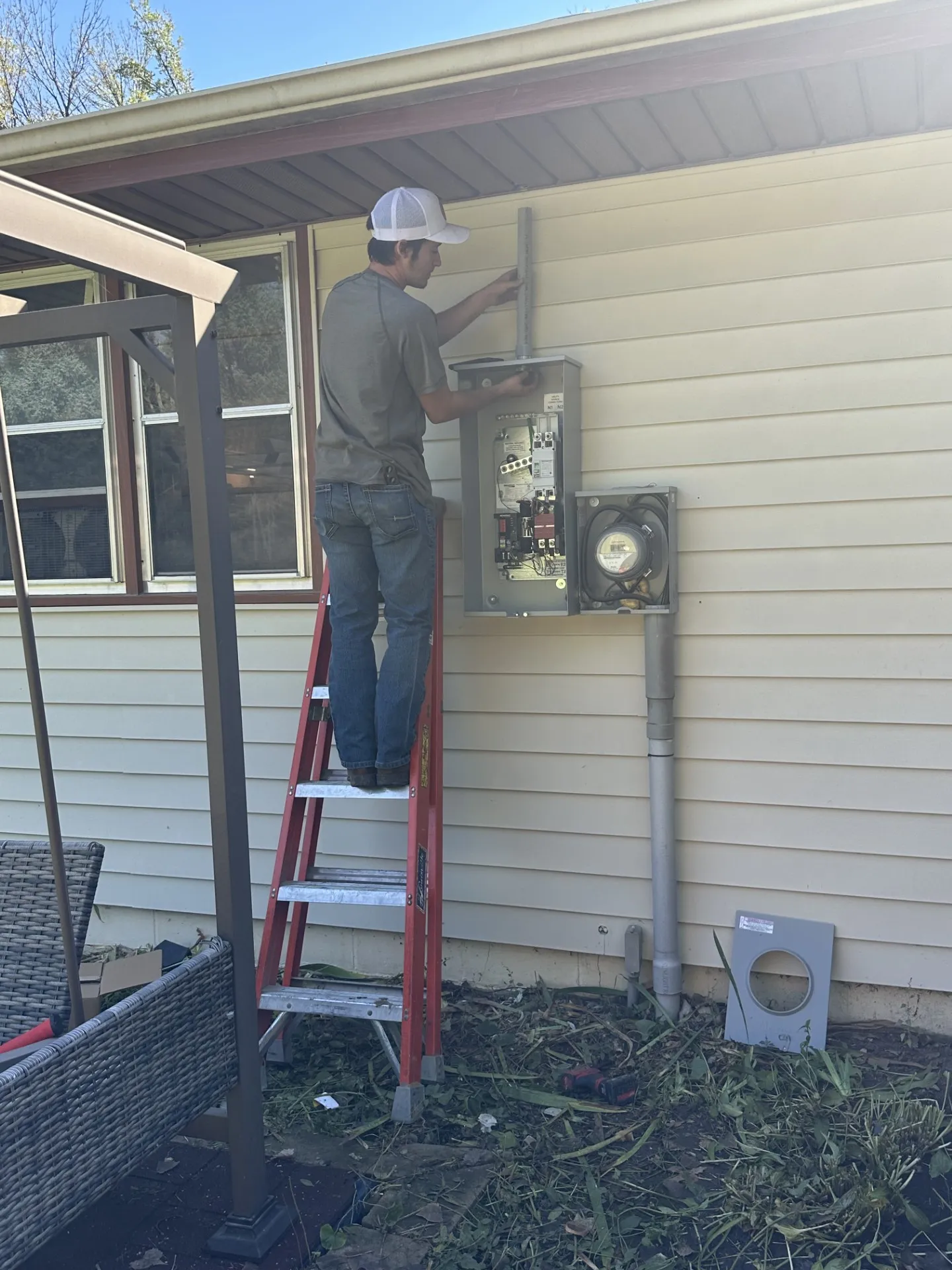 Bluffs Electric electrician working in Malvern, IA